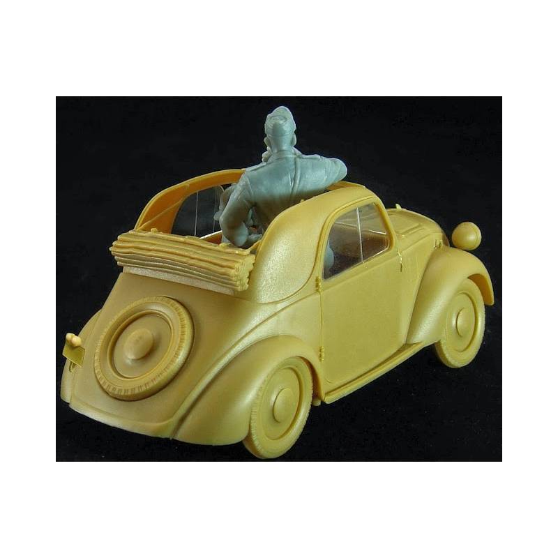 italian-light-staff-car-open-top-with-crew-libya-
